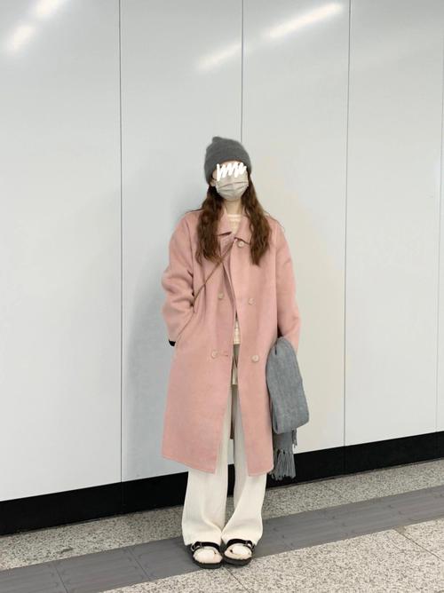 粉色大衣配什么颜色包_粉色大衣配包包搭配指南