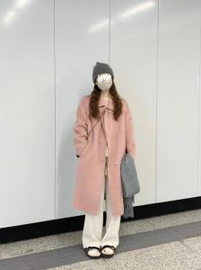 粉色大衣配什么颜色包_粉色大衣配包包搭配指南