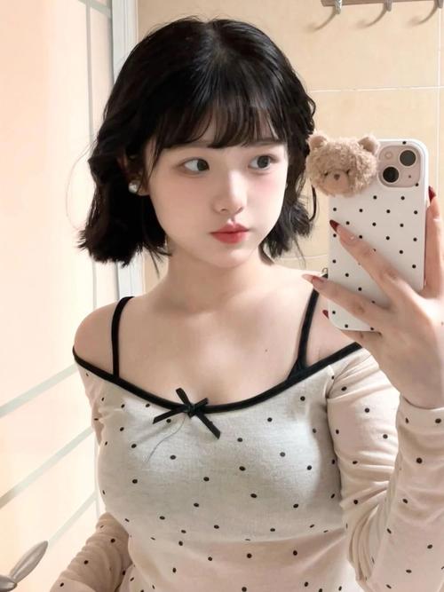 大圆脸烫个短发发型_圆脸女生剪短发，显脸小显气质！