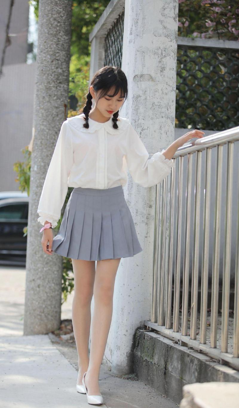 白衬衣百褶裙_白衬衫配百褶裙 百搭时尚 轻松穿出风格 白衬衣百褶裙_白衬衫配百褶裙 百搭时尚 轻松穿出风格