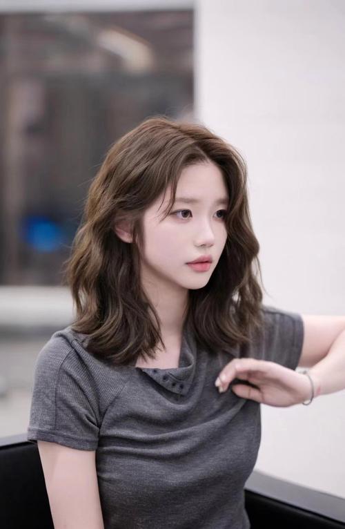 法式刘海长卷发齐肩锁骨发图片_法式刘海锁骨卷,显气质显年轻 法式刘海长卷发齐肩锁骨发图片_法式刘海锁骨卷,显气质显年轻