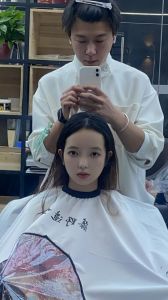 额头高最忌三种发型_这样剪发显脸小显年轻