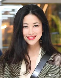 酒窝发发型图片_秋季流行新发型,修饰脸型显气质!