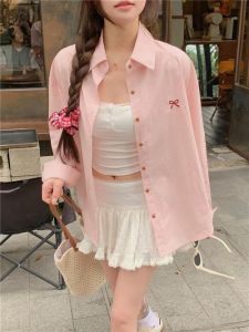 粉色衬衫搭配米白色包臀裙_粉衬衫配米白裙,优雅时尚显曲线