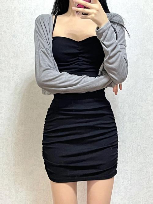 粉包臀裙搭配黑色外套怎么样_粉裙黑外套，甜酷平衡显魅力