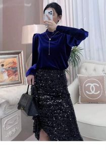 冬季黑色百褶裙配什么上衣好看_黑色百褶裙 百搭时尚，显不同风格