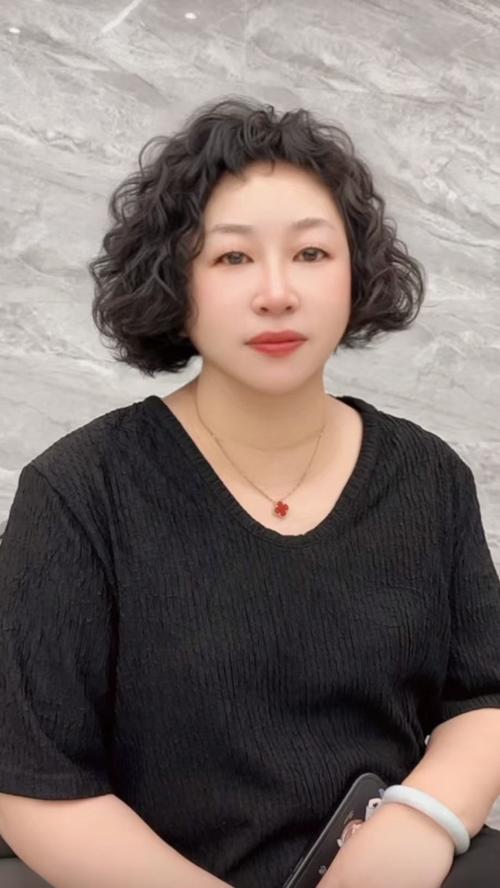 中老年烫发发型图片女_中老年女性短卷发型，优雅活力，轻松打理显精致