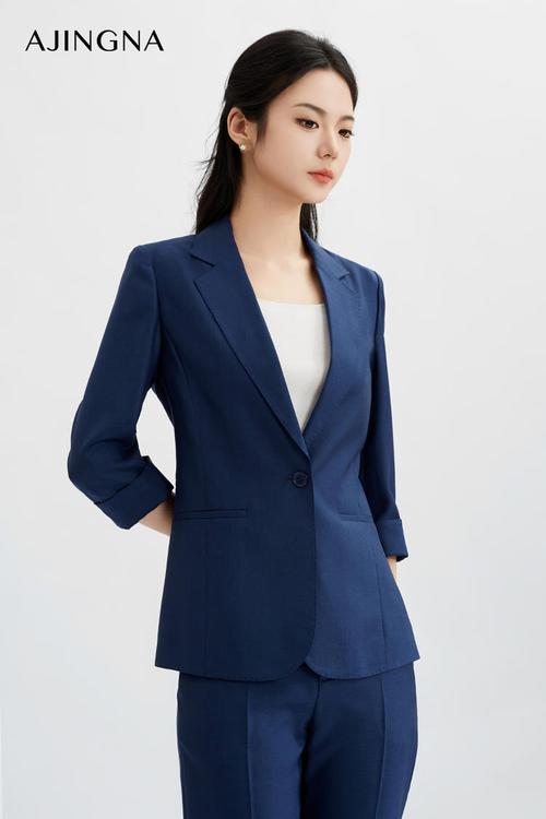 低腰女生适合宽松收腰西服吗_低腰女生选短款收腰西服显腿长