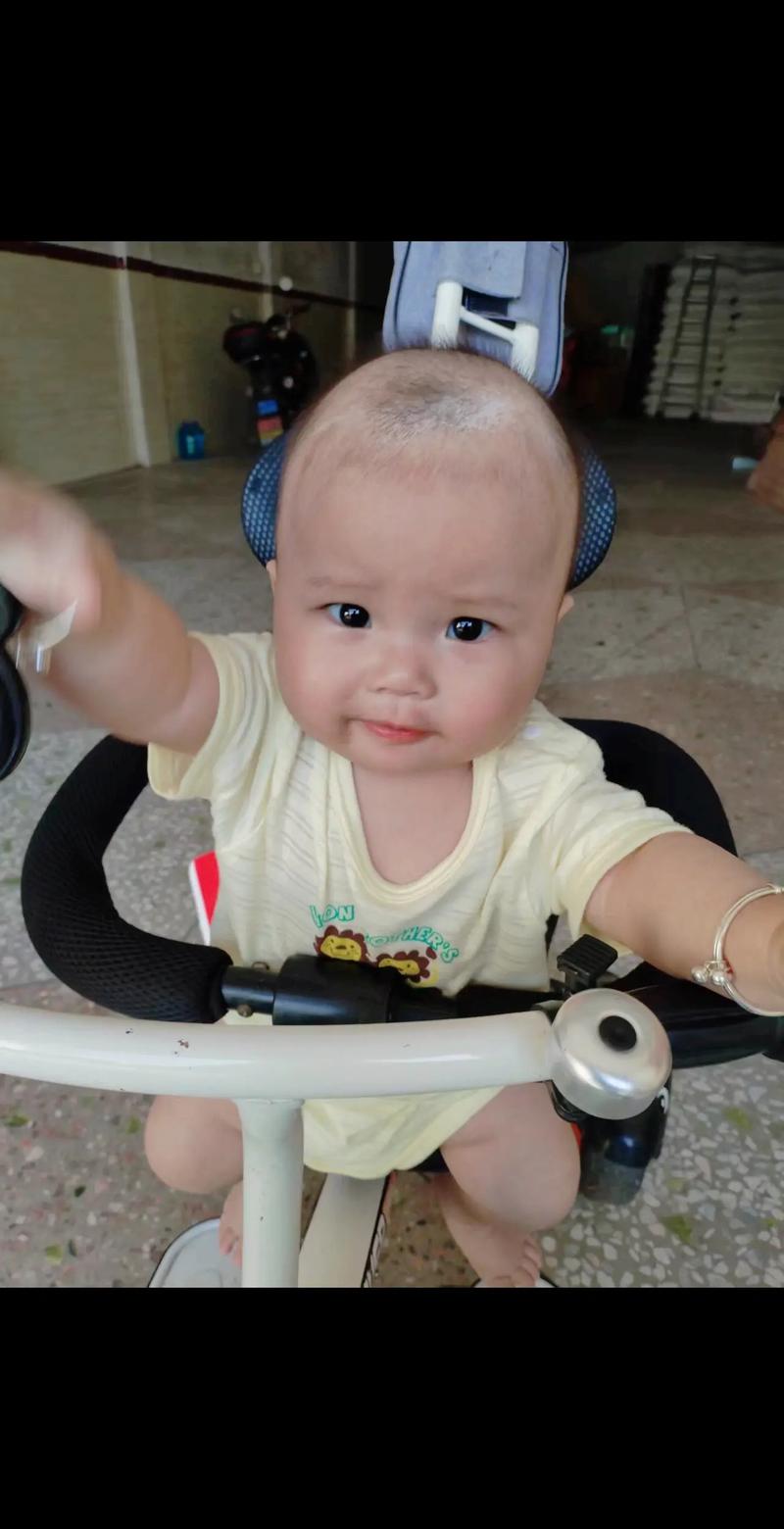 儿童头扁发型_如何科学防宝宝扁头？