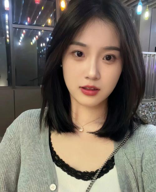 头发多的女生适合什么发型_层次刘海马尾打造自信