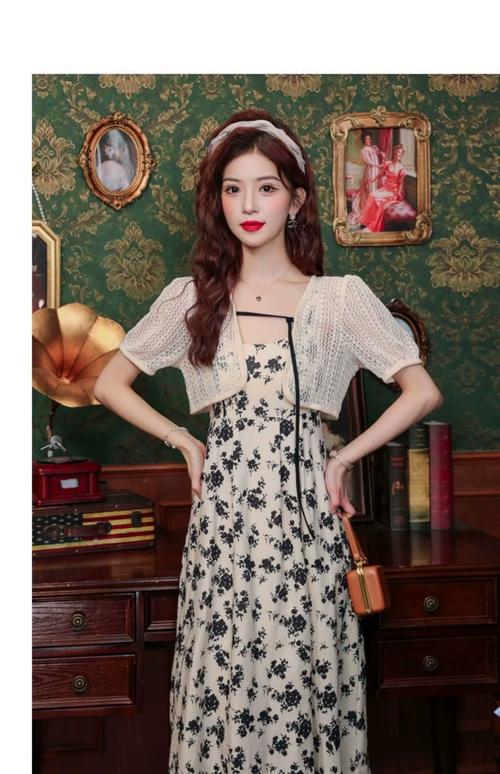 吊带裙配短款上衣图片_百搭吸睛，百变时尚！