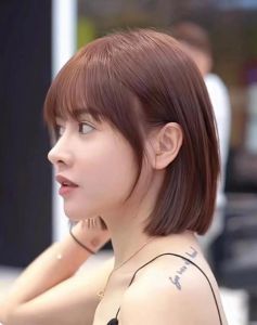 娃娃脸女生最佳发型_短发女孩显可爱，烫发发型更时尚