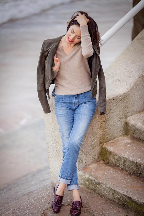 阔腿牛仔裤上衣搭配图_显瘦高腰阔腿裤，小个子必备百搭神裤！