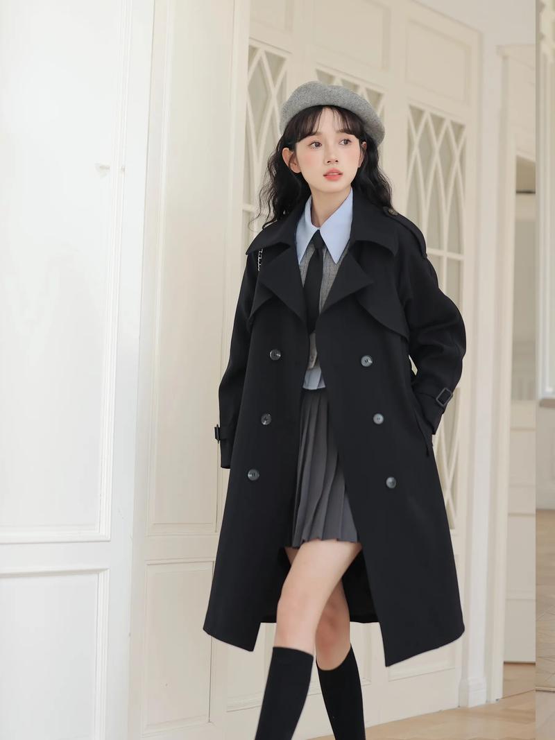 女士黑色风衣搭配图片_黑色风衣配蓝衬衫透视裙，复古又灵动！