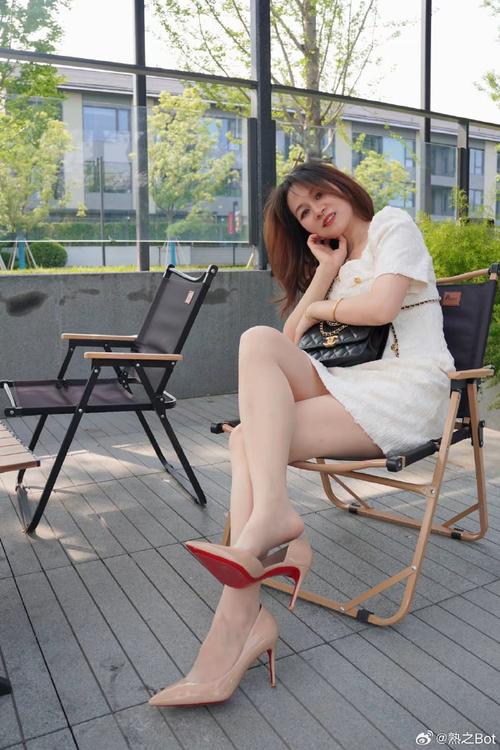 肉色丝袜高跟超短裙日常搭配_肉色丝袜配短裙？小心显腿粗！