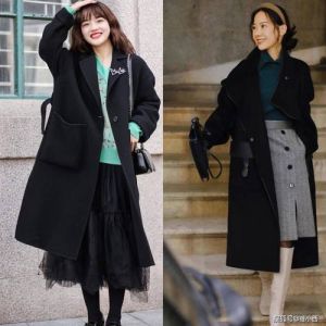 40岁女人穿黑色大衣怎么搭配_40岁女秋穿黑大衣，内搭衬衫配裤，亮色配饰显气质