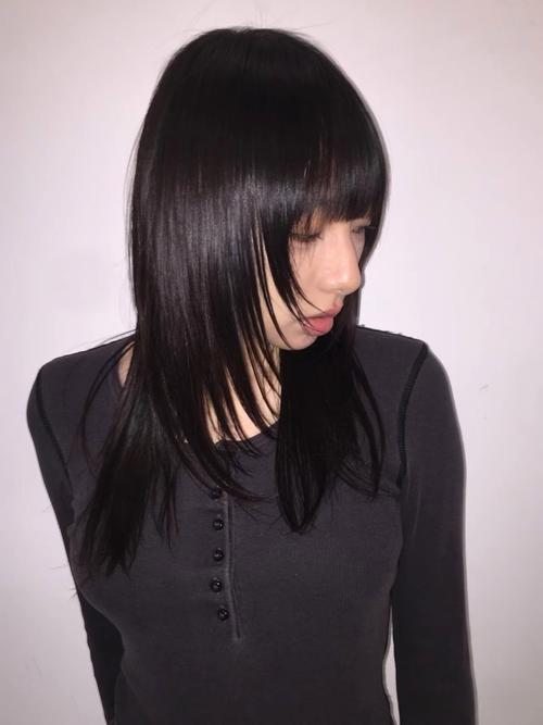 黑色齐肩发型图片女_减龄显嫩修饰脸，打理简单百搭
