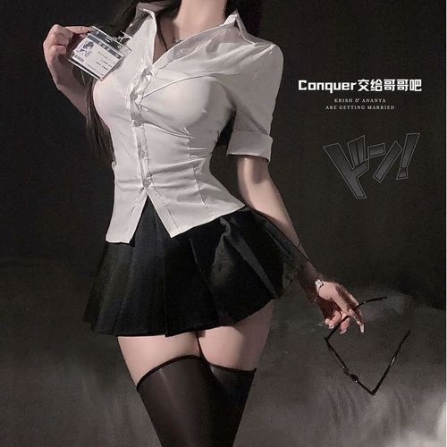 白衬衫搭配黑色百褶裙_颜色材质与风格全攻略