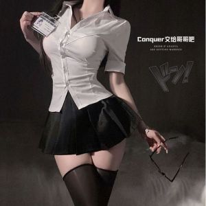 白衬衫搭配黑色百褶裙_颜色材质与风格全攻略