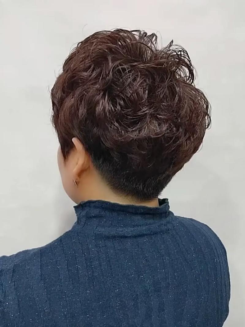 妈妈发型短发烫发_中年女烫短发，显气质显活力