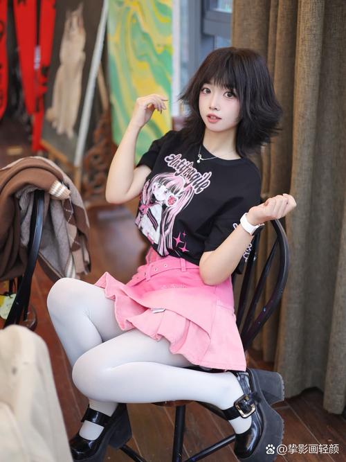 粉色短裙搭配黑色丝袜_甜美诱惑，时尚争议