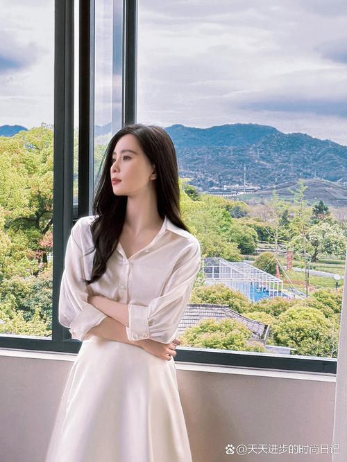 白衬衣搭配裙子图片女_温柔淑女风与优雅通勤风