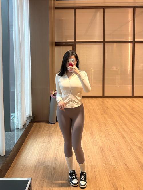 瑜伽服拉链开衫怎么搭配_舒适方便,展现个性风格 瑜伽服拉链开衫怎么搭配_舒适方便,展现个性风格