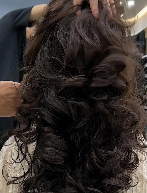 卷发烫发发型图片_自然蓬松显气质