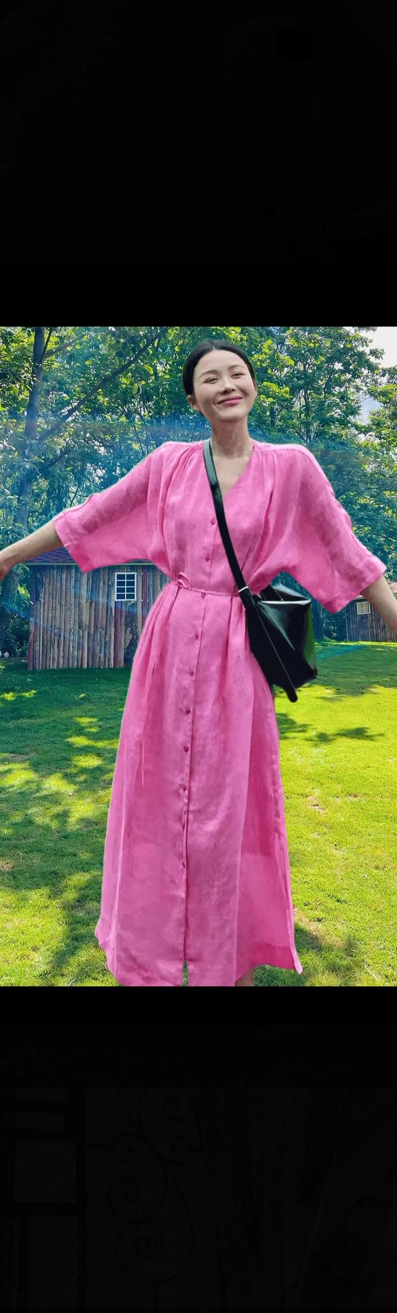 粉色连衣裙最忌三种鞋_粉色连衣裙搭对鞋才好看，推荐穿一字带凉鞋或帆布鞋