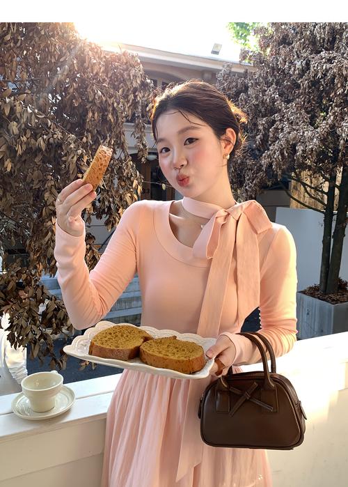 粉色连衣裙外套搭配图_粉色连衣裙搭外套显时尚，白灰中和，黑绿对比，职场约会街头选对！