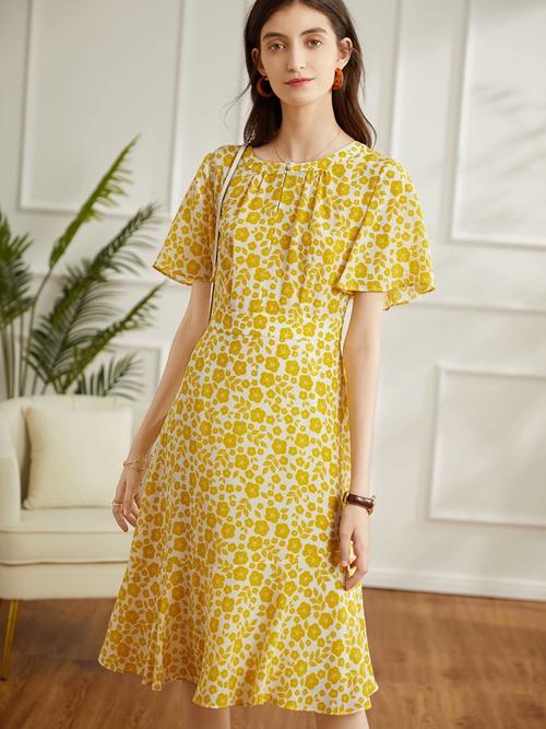 黄色丝袜配碎花连衣裙_黄色碎花裙配丝袜，时尚又好看！