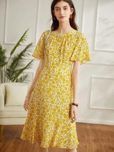 黄色丝袜配碎花连衣裙_黄色碎花裙配丝袜，时尚又好看！