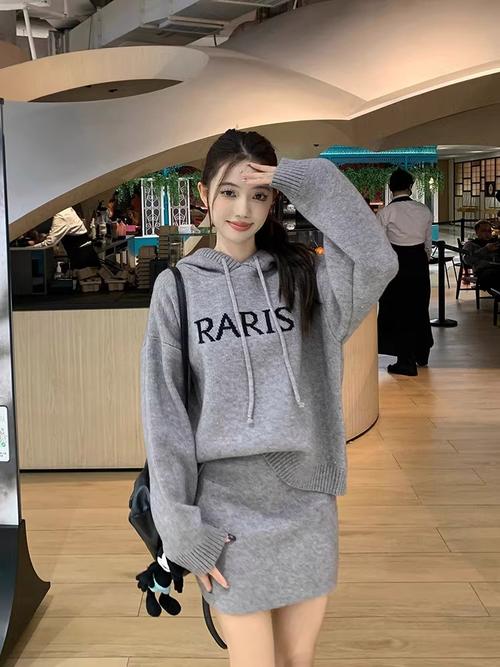 羊毛包臀裙如何搭配毛衣_毛衣搭包臀裙，秋冬优雅时尚