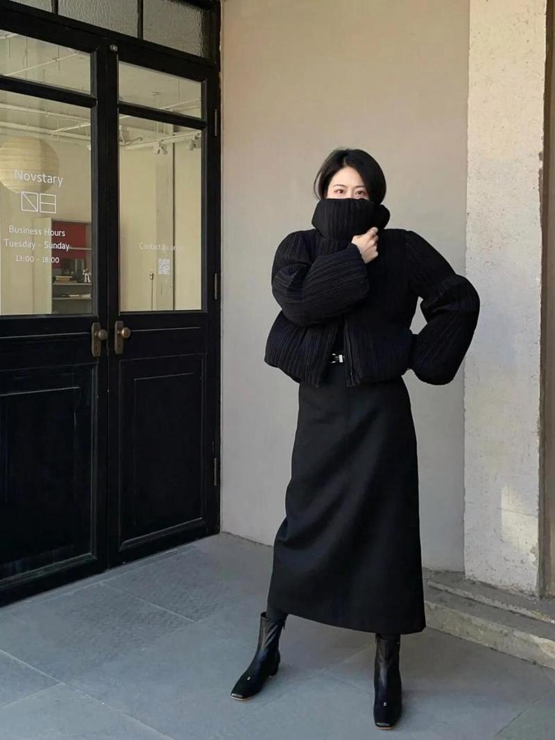 短款呢子上衣搭配黑色半身裙_秋日呢子短上衣配黑裙，优雅又百搭！