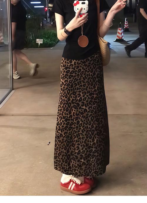 豹纹裙最佳配鞋子_中色尖头显高，同色系显高级！