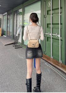 短款包臀裙配牛仔裤_包臀裙配牛仔裤，时尚又个性！