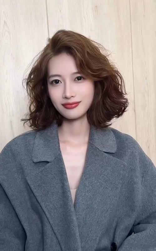 五角脸最忌三种发型_选对显气质，避免蓬松刘海