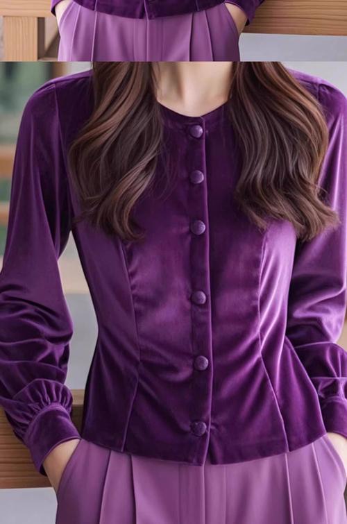 紫色外套搭配白色缎面裙_紫色外套搭白裙，撞色显品味