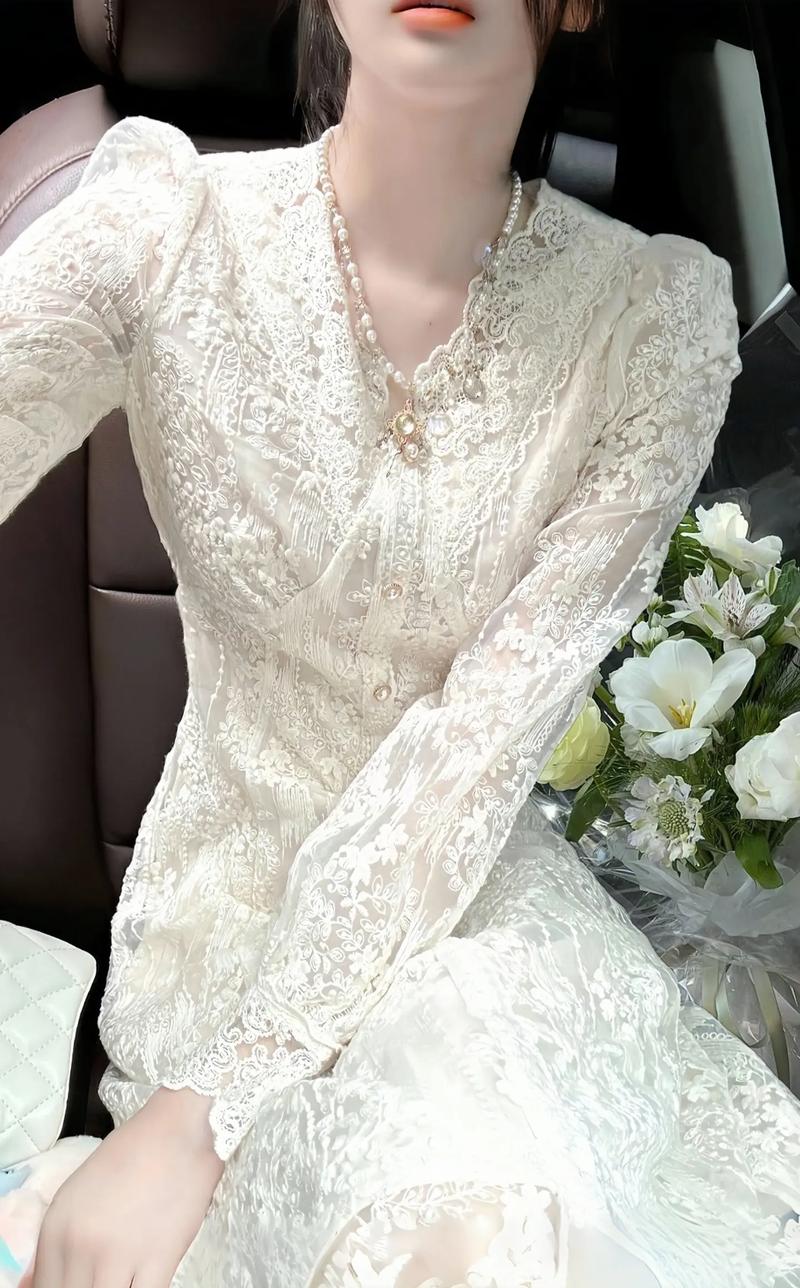 蕾丝缎面裙搭配白色高跟鞋_蕾丝裙配白高跟，优雅显气质