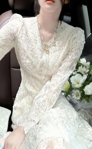 蕾丝缎面裙搭配白色高跟鞋_蕾丝裙配白高跟，优雅显气质