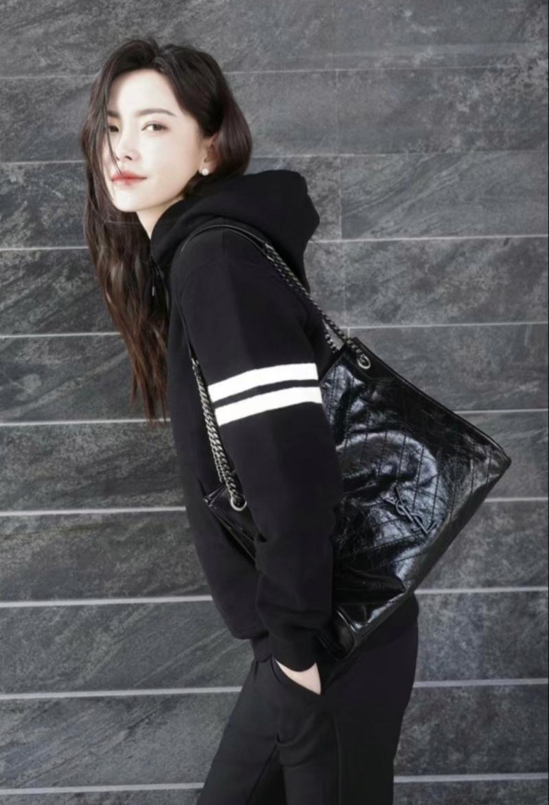 一身黑色运动服配鞋_点亮造型！