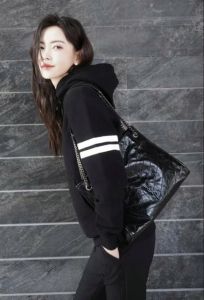 一身黑色运动服配鞋_点亮造型！