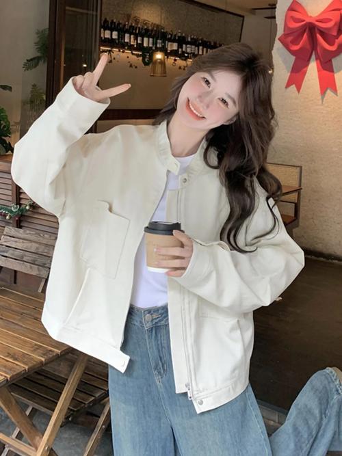 米白色工装短外套搭配_米白工装外套搭出时尚休闲感 米白色工装短外套搭配_米白工装外套搭出时尚休闲感