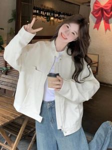 米白色工装短外套搭配_米白工装外套搭出时尚休闲感