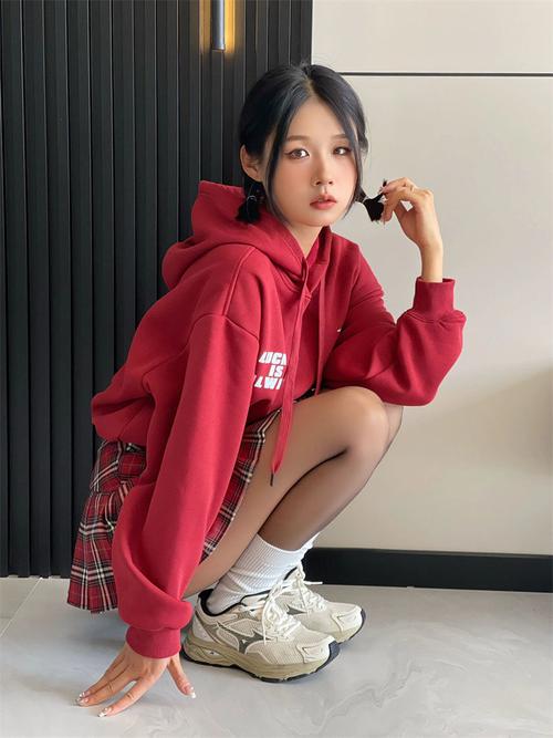 红色格子百褶裙搭配什么上衣_配T恤衬衫背心卫衣都好看 红色格子百褶裙搭配什么上衣_配T恤衬衫背心卫衣都好看