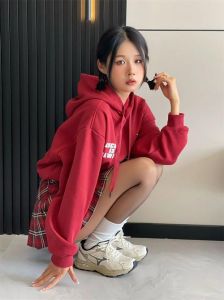 红色格子百褶裙搭配什么上衣_配T恤衬衫背心卫衣都好看