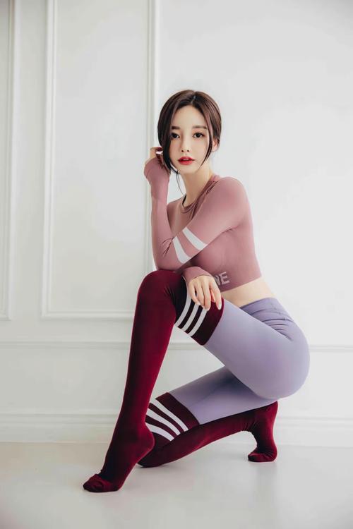 粉色瑜伽服搭配黑色包臀裙_粉色瑜伽服配黑包臀裙，显瘦时尚显性感！