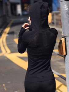 女士黑色紧身衣运动_简可莉黑T修身显气质，舒适百搭显专业