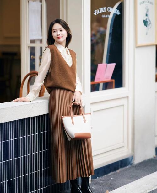 驼色百褶裙搭配图片_显瘦百搭,秋冬时尚必备 驼色百褶裙搭配图片_显瘦百搭,秋冬时尚必备