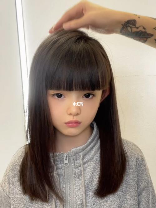 小女孩发型图片_自信时尚，简单又跟得上潮流